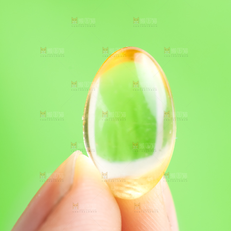 手拿鱼肝油