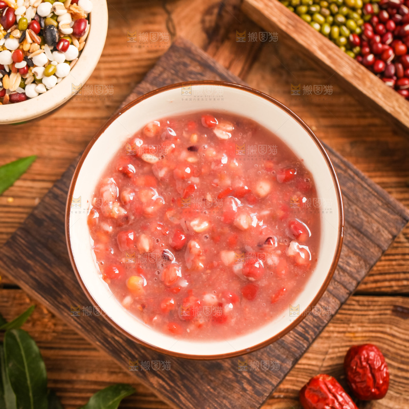 木底上放着一碗八宝粥