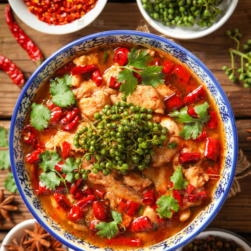 汤碗里装着水煮肉片