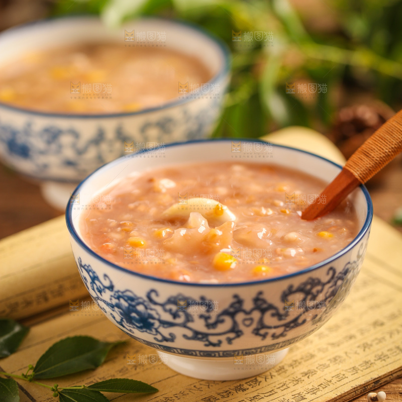 一碗八宝粥放在木底上