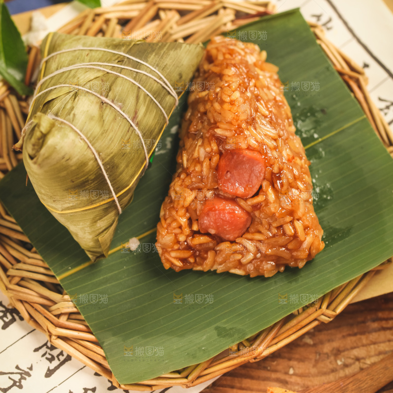 绿叶上放着肉粽