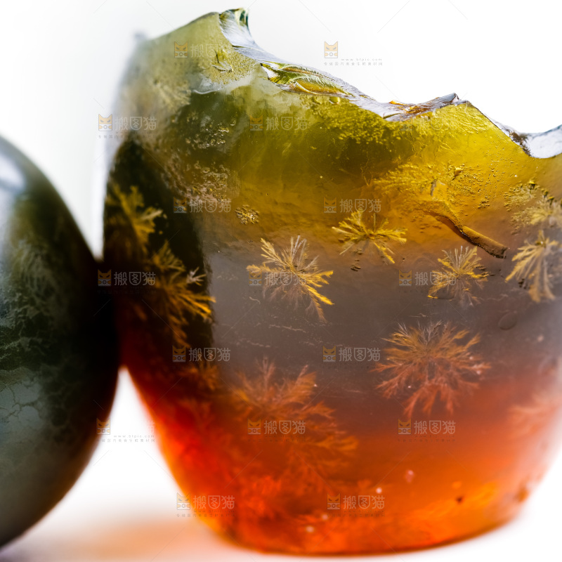 白底上放着皮鸭蛋
