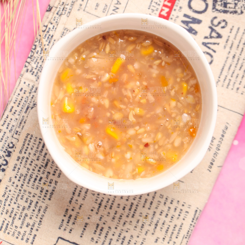 一碗八宝粥放在浅底上
