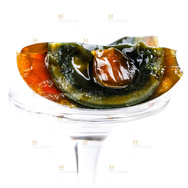 玻璃杯上放着松花蛋