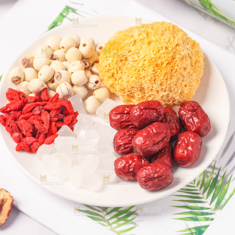 一盘糖水食材放在浅底上
