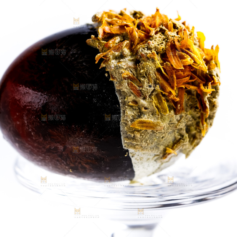 玻璃杯上放着松花蛋