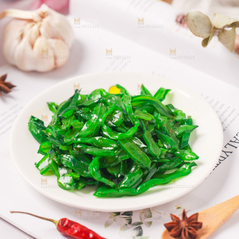 浅底上放着一盘海白菜