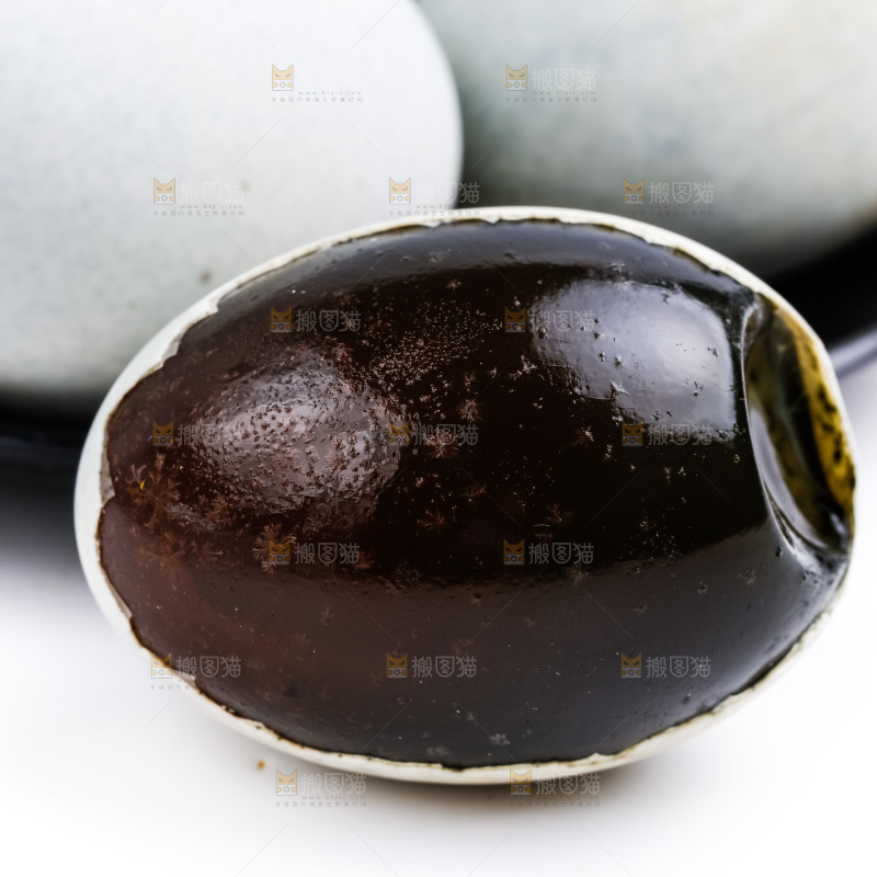 白底上放着一盘松花皮蛋