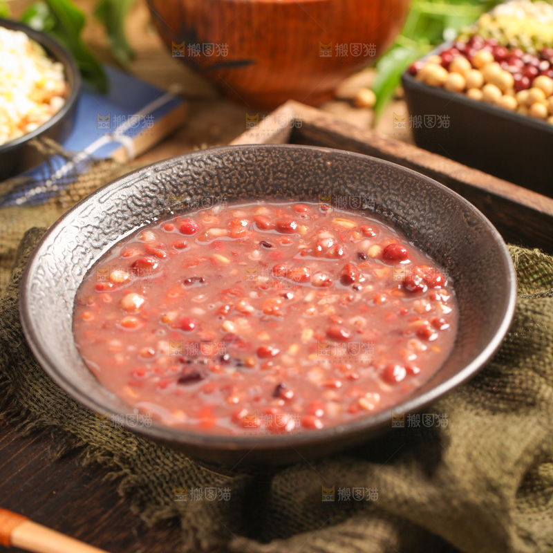 木底上放着一碗八宝粥