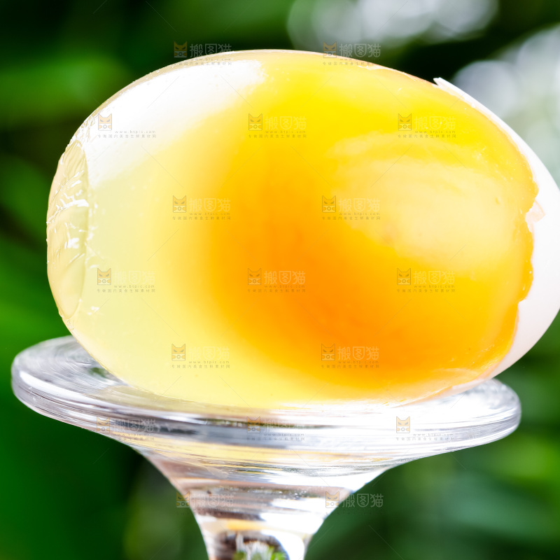 玻璃杯上放着溏心变蛋