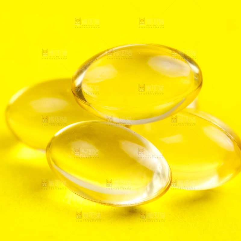 浅底上的鱼油胶囊