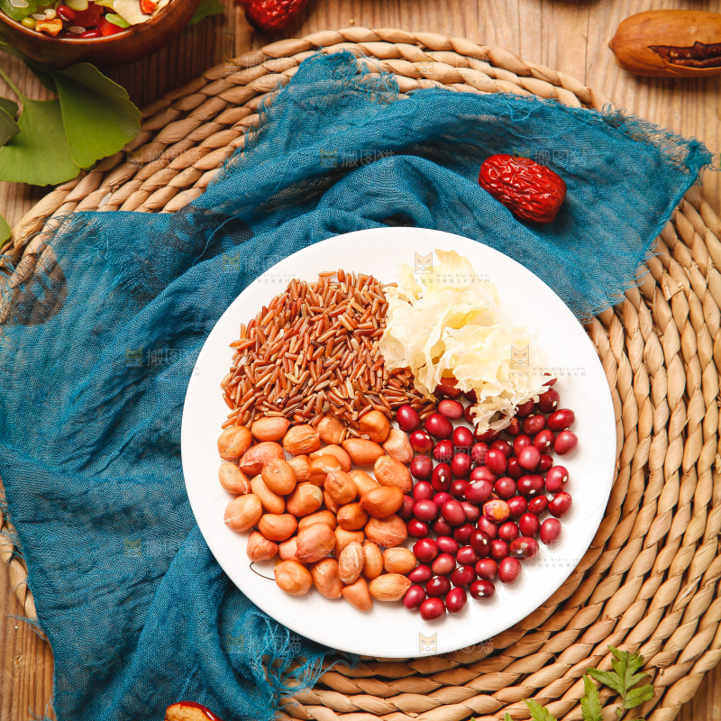 木底上放着一盘粗粮组合