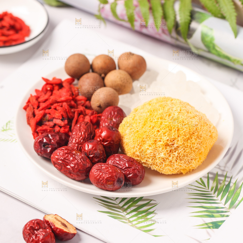 一盘糖水食材放在浅底上