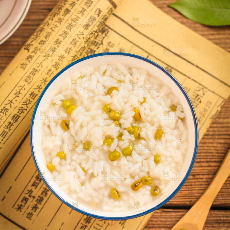 碗里装着绿豆粥