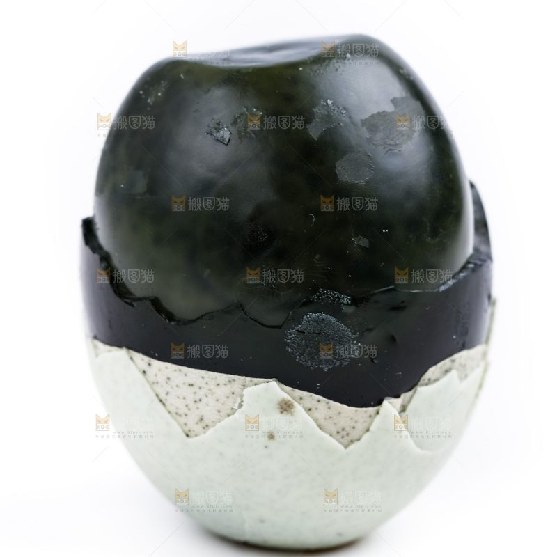 白底上放着新鲜松花皮蛋