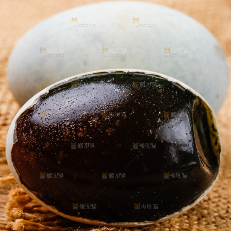 木底上放着松花皮蛋