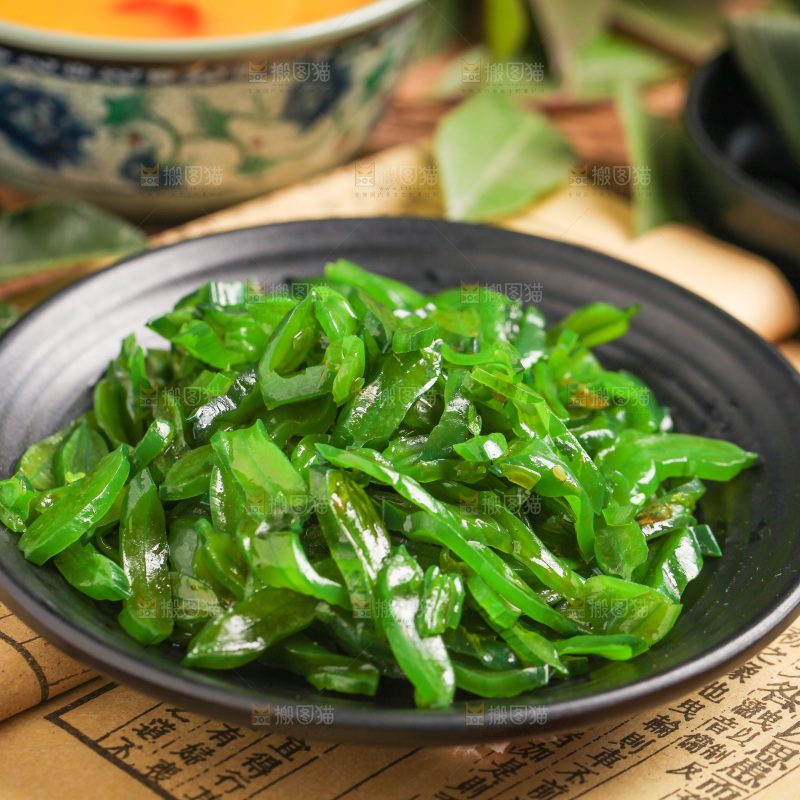 木底上放着一盘海白菜