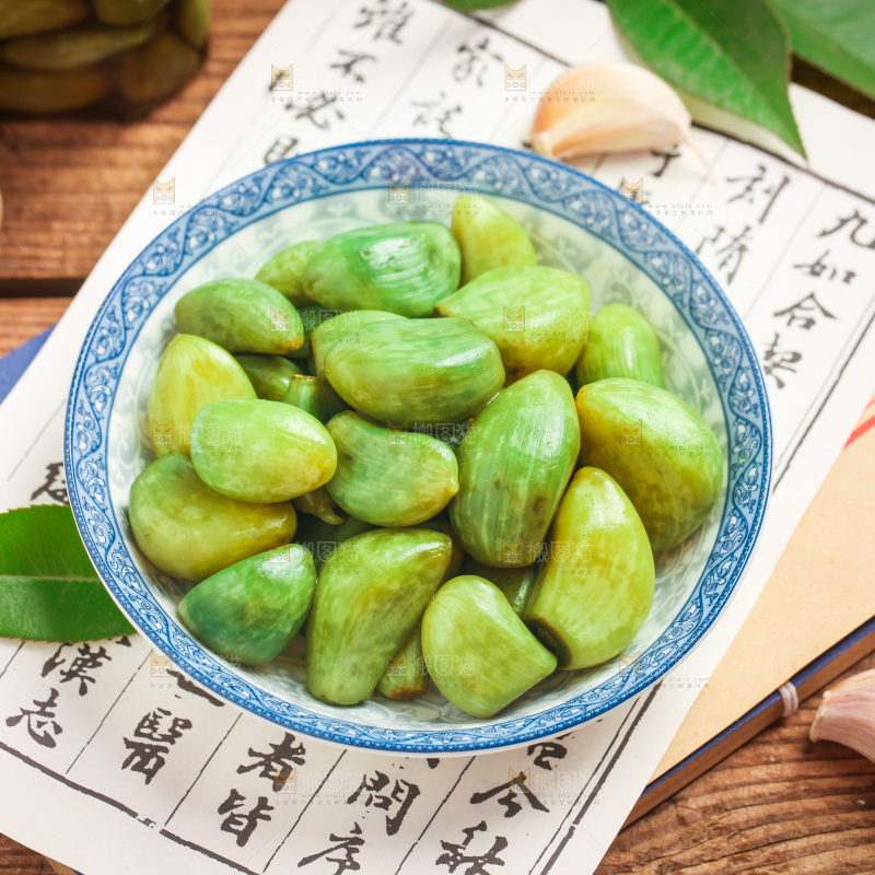 木底上放着一盘腊八蒜