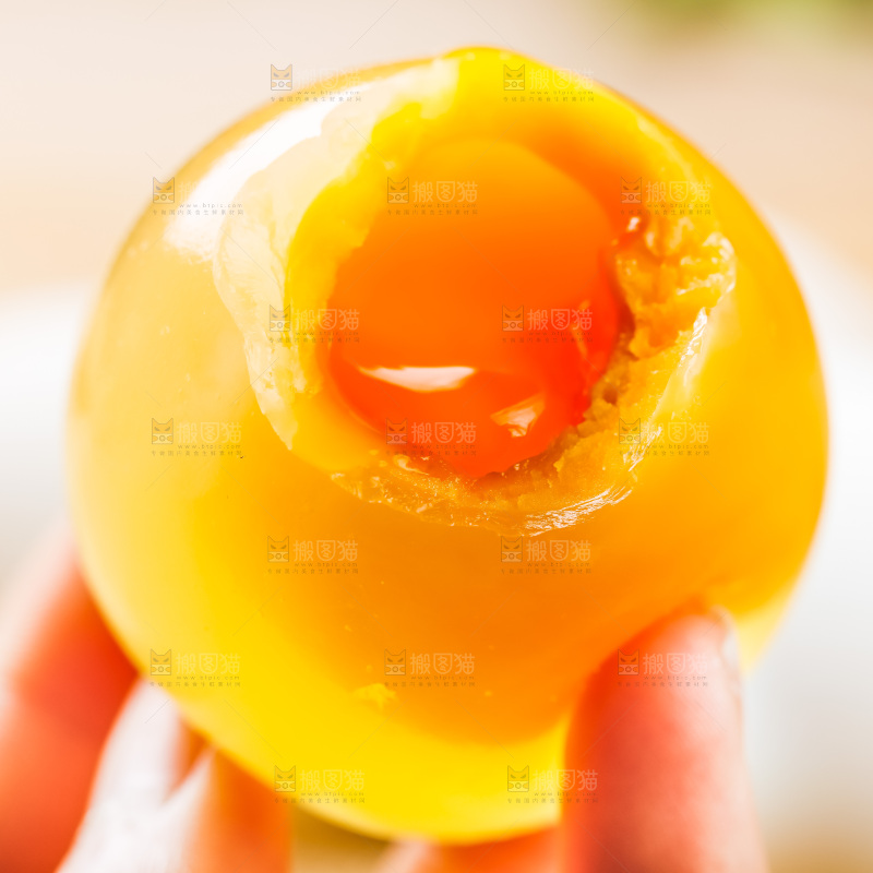 手里拿着溏心变蛋