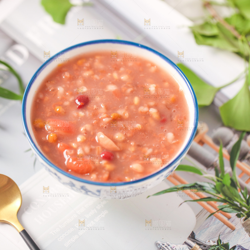 浅底上放着一碗八宝粥