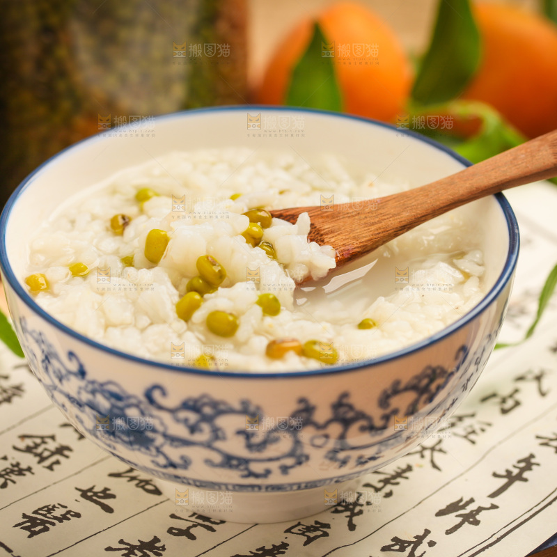 碗里装着绿豆粥
