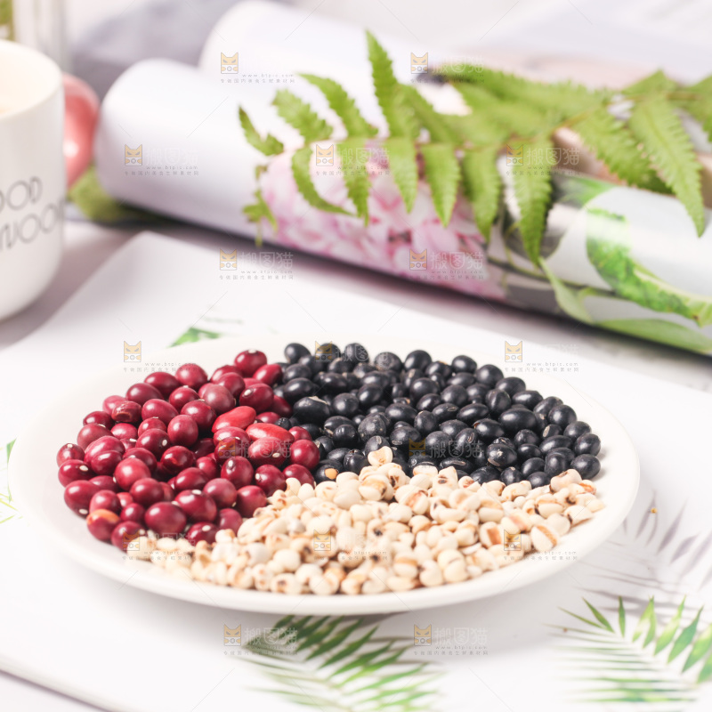 浅底上放着一盘五谷组合