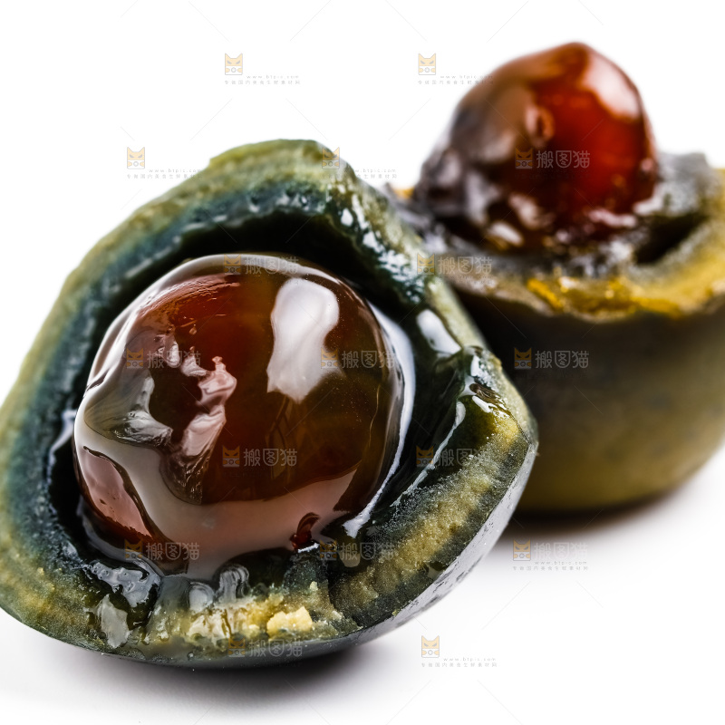 白底上放着皮鸭蛋