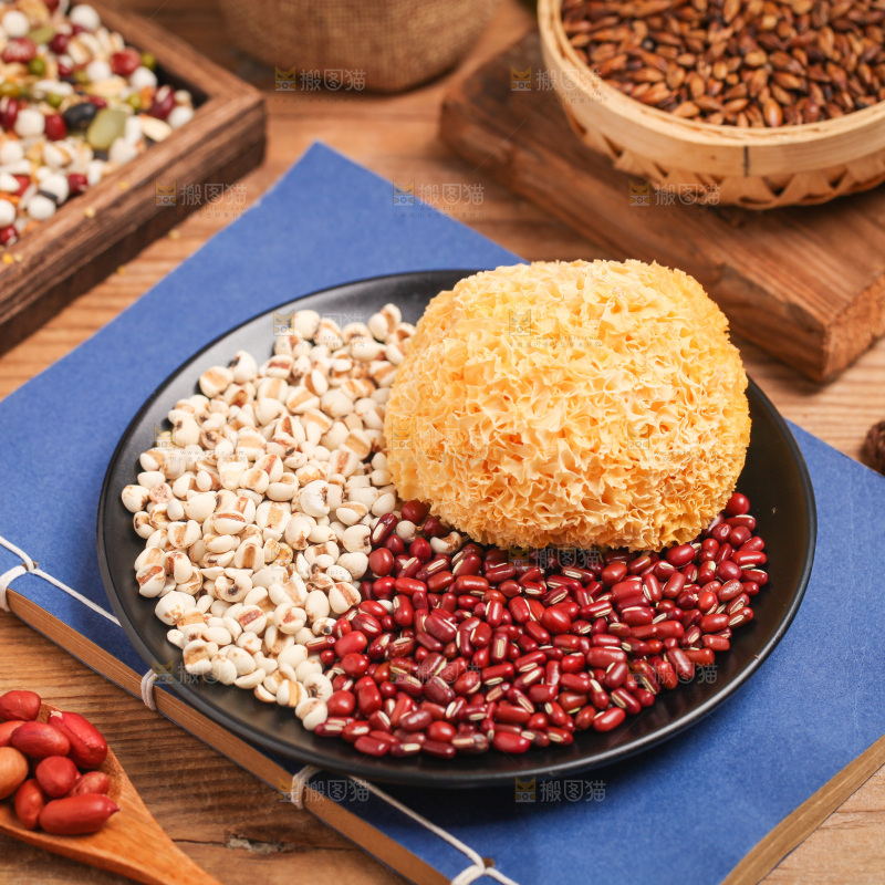 蓝底上放着一盘五谷组合