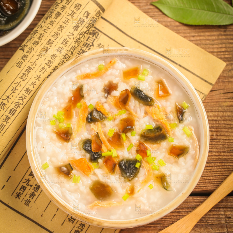 碗里装着皮蛋粥