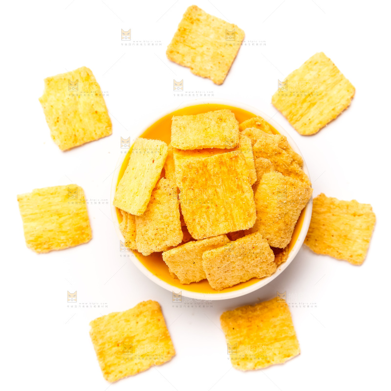 盘子上放着锅巴