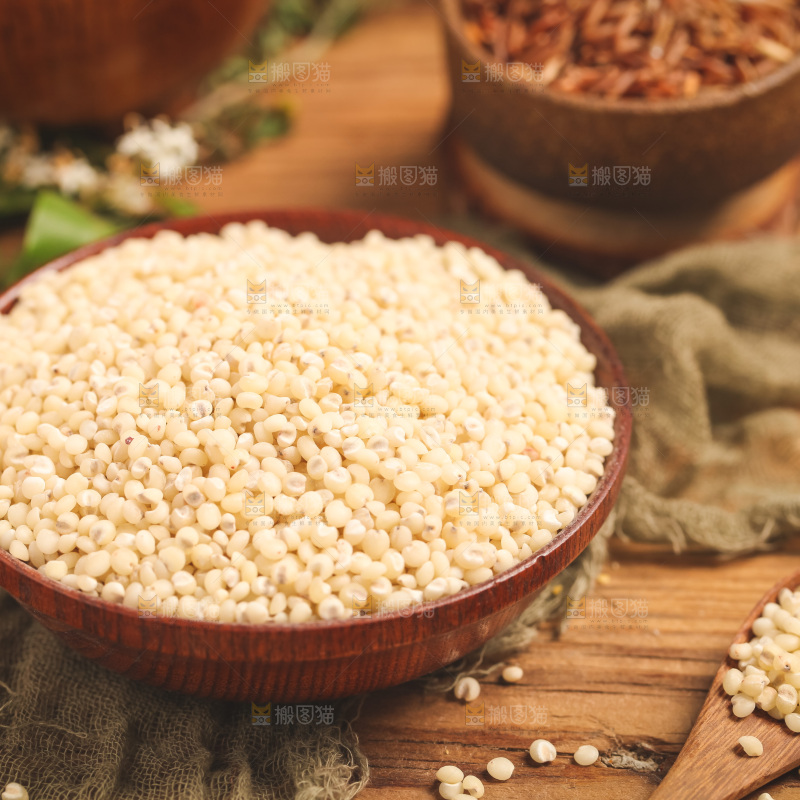 盘子里装着高粱米