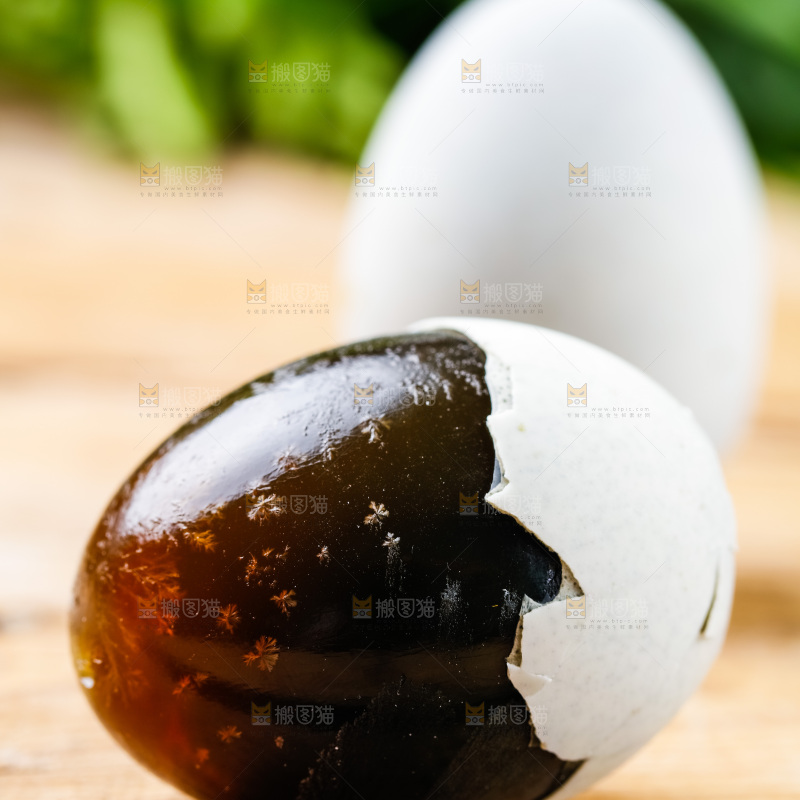 木底上摆放着皮鸭蛋