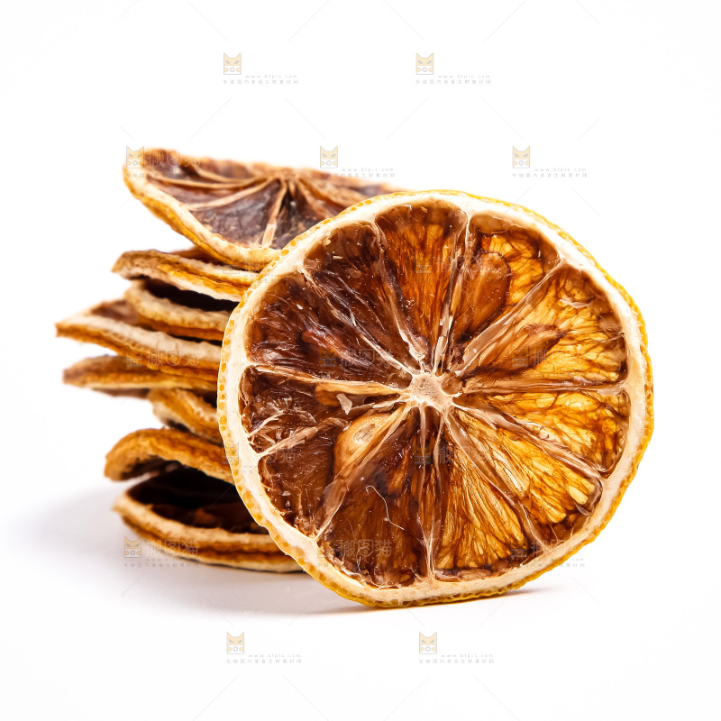 白底上放着柠檬干