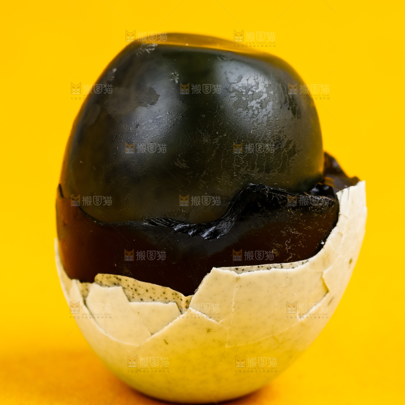 浅底上放着皮鸭蛋