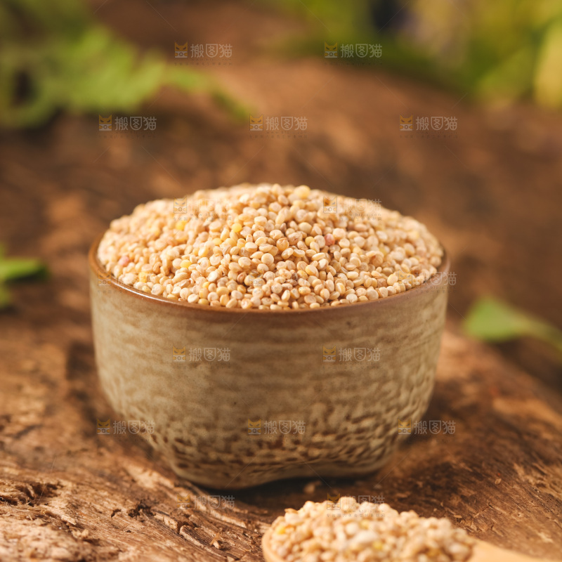 木板上放着一碗藜麦