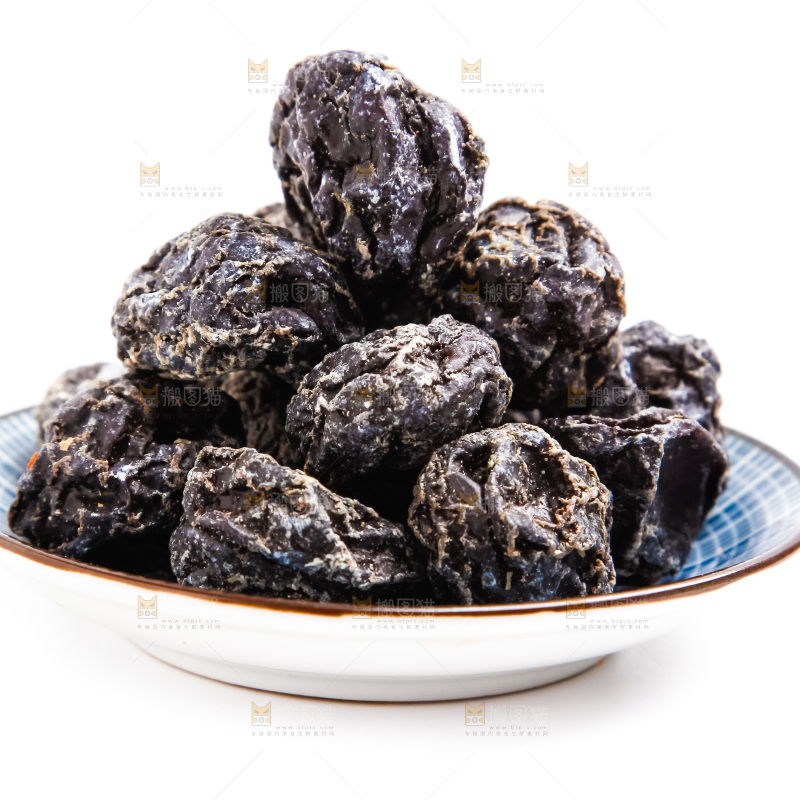 白底上放着一盘乌梅