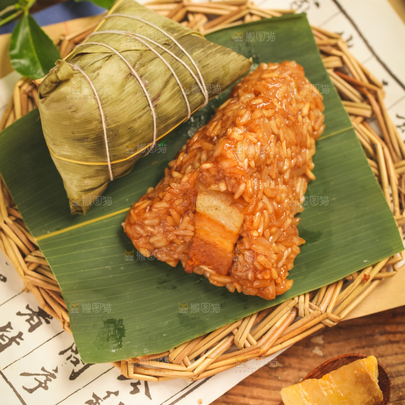 绿叶上放着肉粽