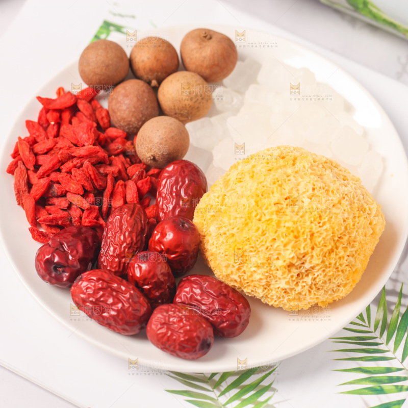 一盘糖水食材放在浅底上