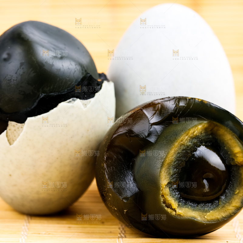 浅底上摆放着皮鸭蛋