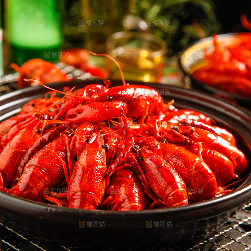 砂锅里装着蒸小龙虾