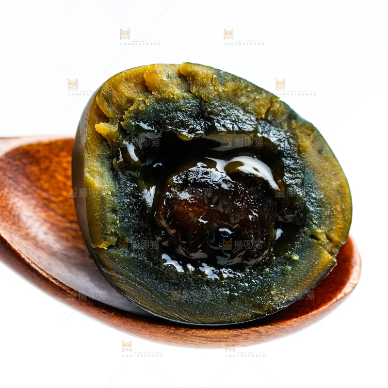 勺子上放着皮蛋