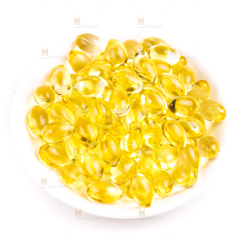 盘子里装着鱼肝油