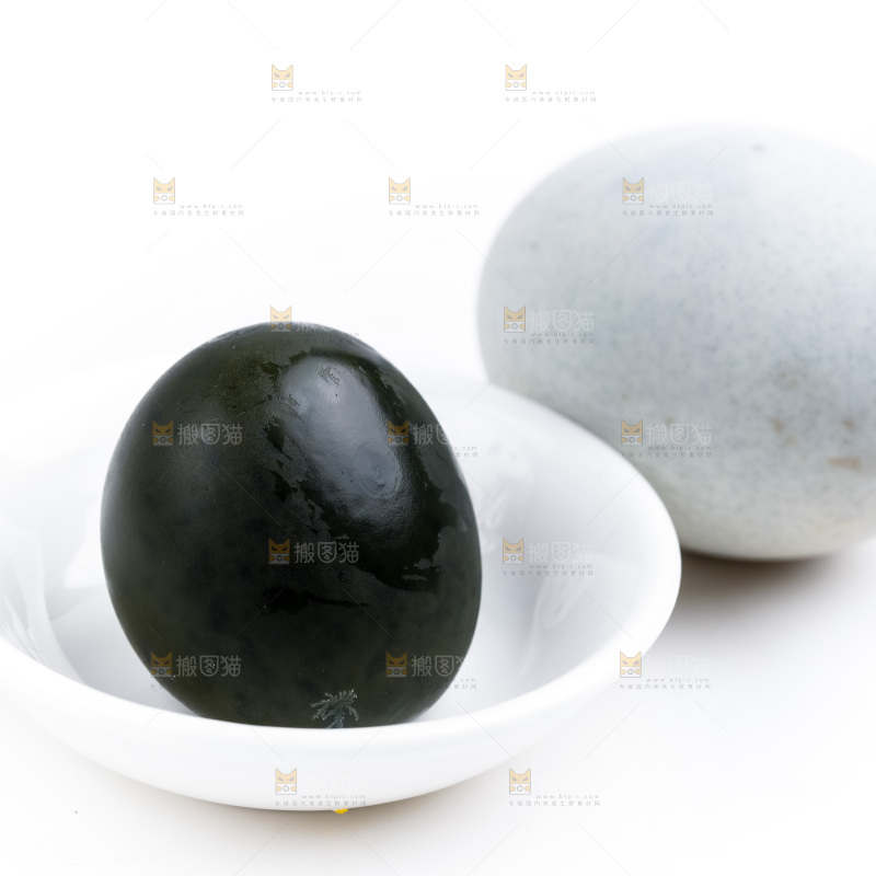白底上放着新鲜松花皮蛋