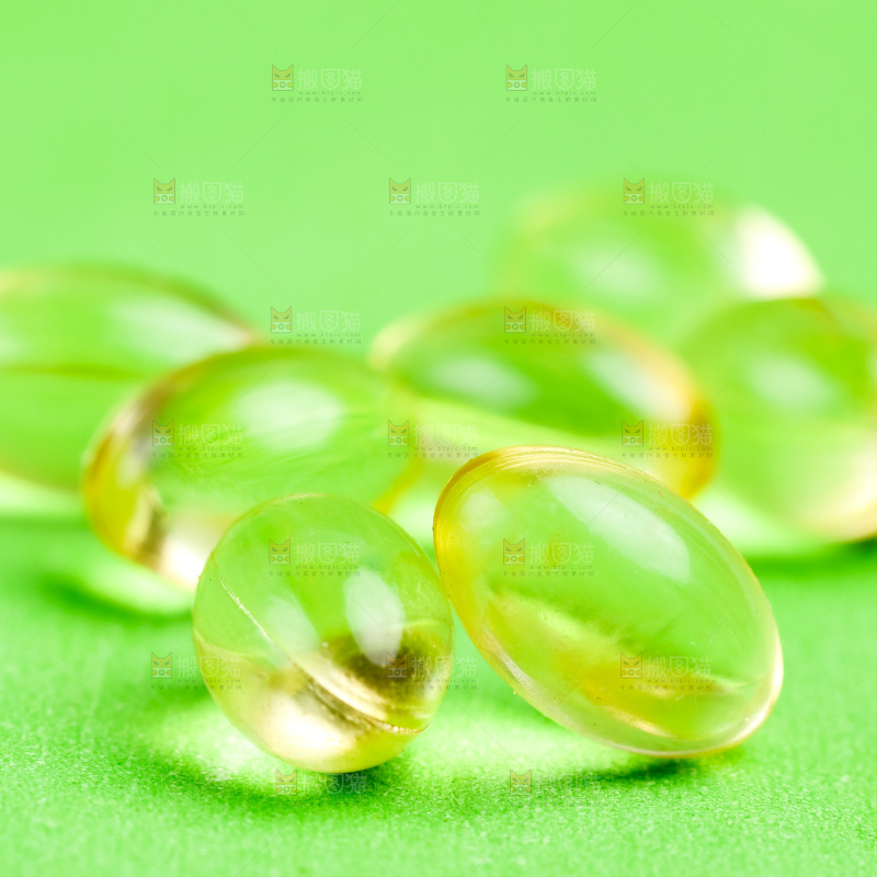 浅底上的鱼油胶囊