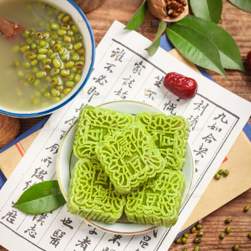 木底上放着一盘绿豆糕