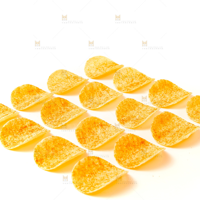 白底上的薯片