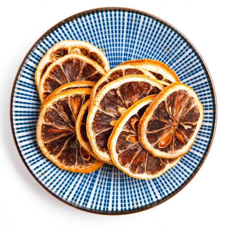 盘子里装着柠檬片