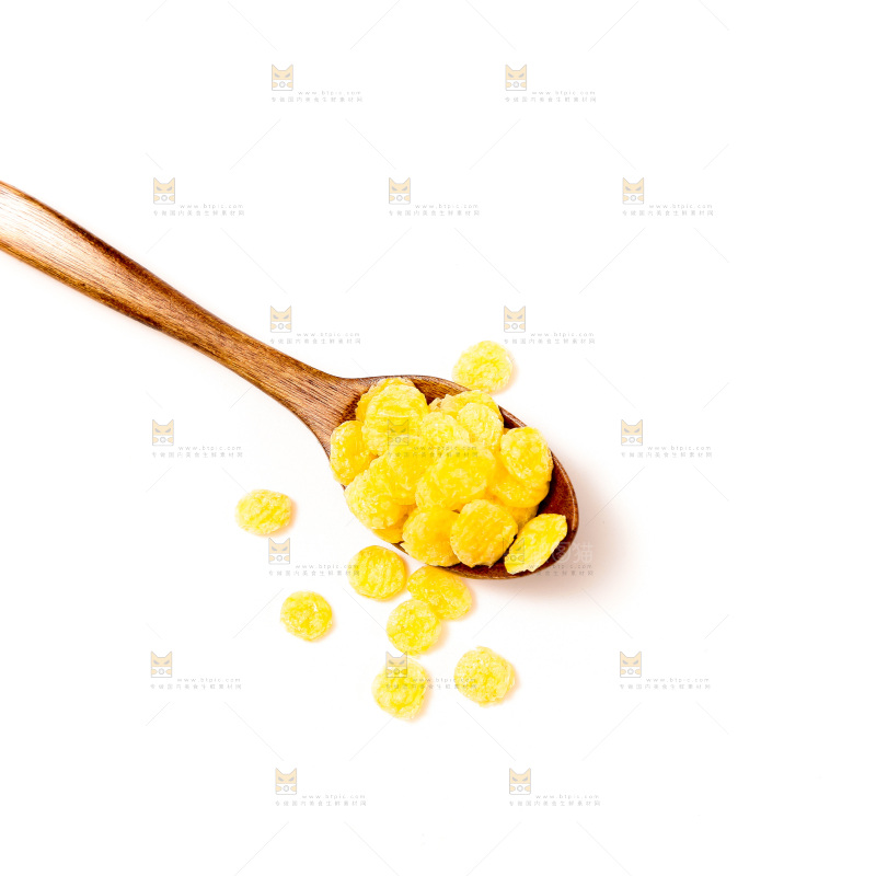 白底上放着玉米片