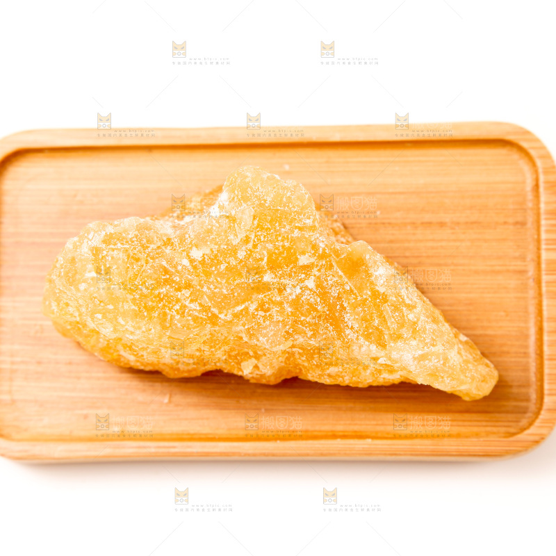 白底上放着冰糖块