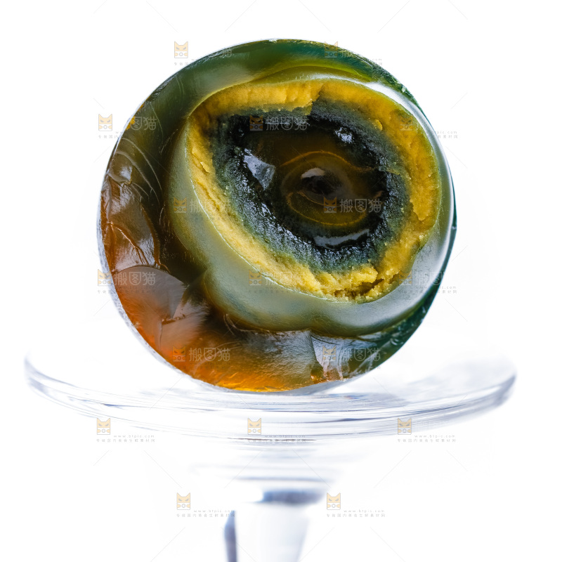 玻璃杯上放着皮蛋